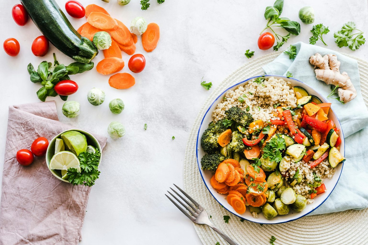 Colorful quinoa salad with fresh vegetables creates a healthy, balanced meal. Alimentos perfectos para una balanceada alimentación y salud femenina